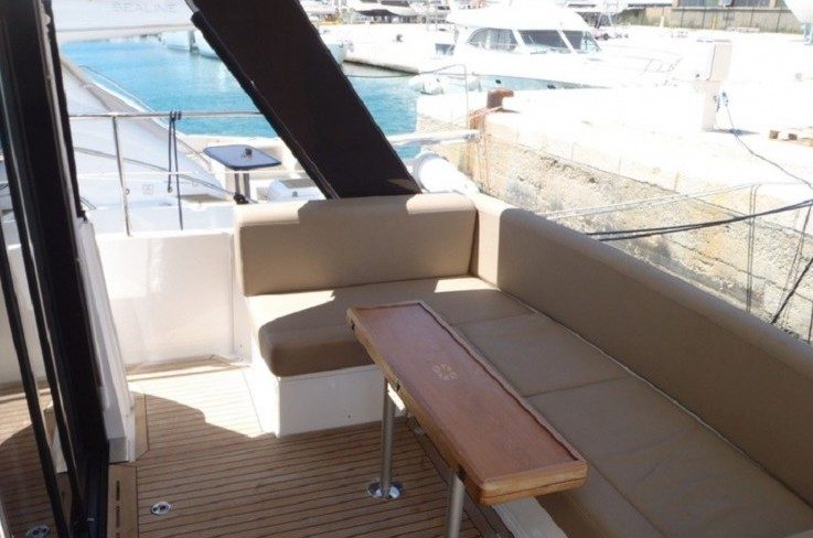 Aft cockpit seating and table