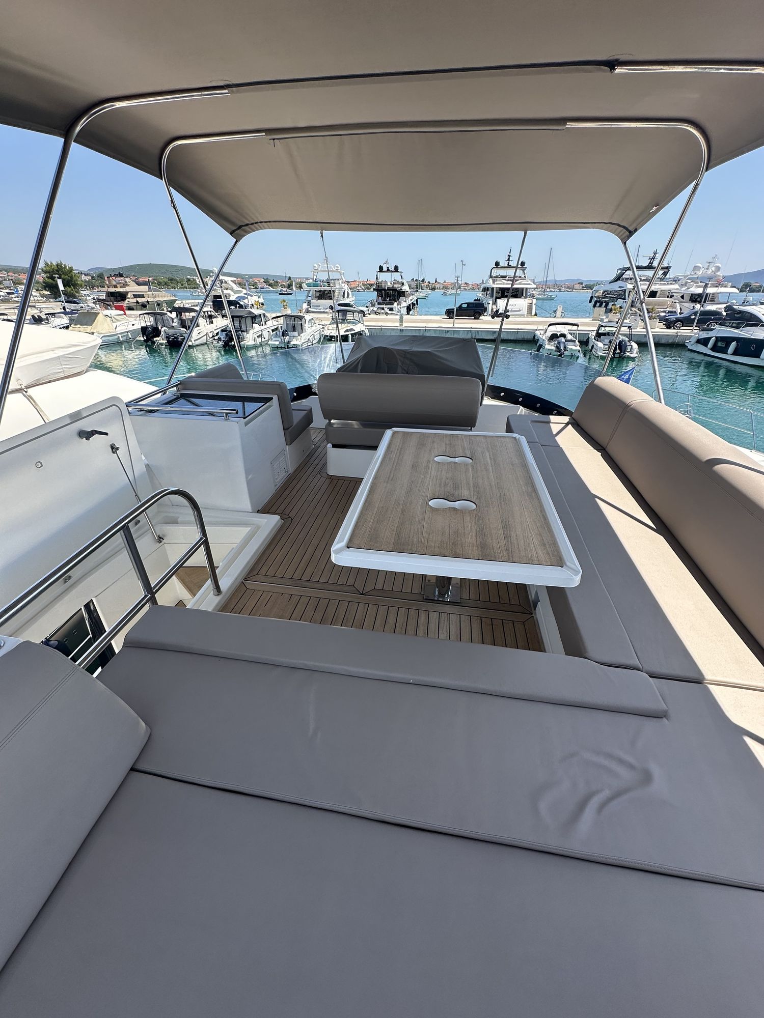 Flybridge with seating, table and sunbed