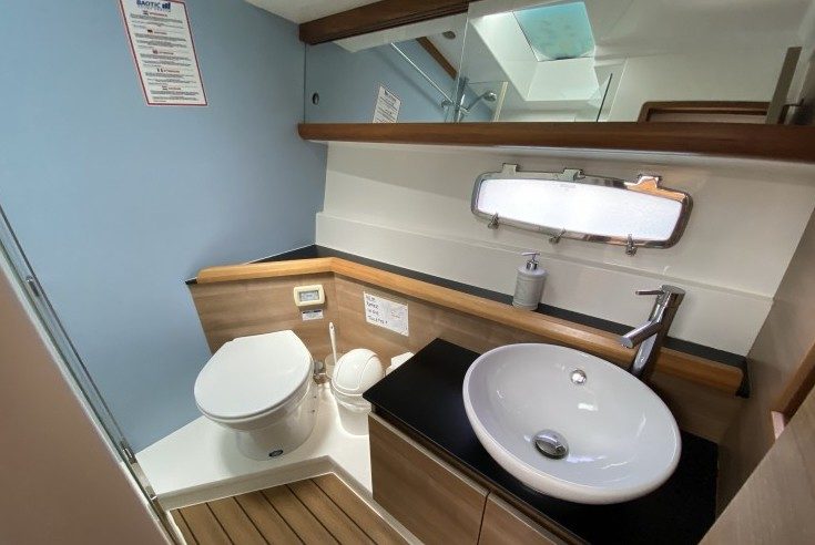 En-suite head with washbasin